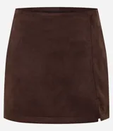 Short pollera de diseño corto confeccionado en gamuza sintética (suede) de tacto suave. Presenta cintura fija, cierre lateral y una pequeña abertura en el ruedo.