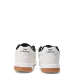 Championes urbanos New Balance modelo 480, color blanco con detalles en negro y suela de goma color caramelo. Presentan el logo característico de la marca en los laterales y cierre con cordones.