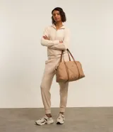 Campera deportiva de microfibra color beige con cuello alto y cierre frontal de cremallera.