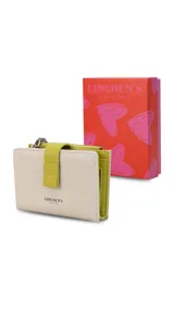 Billetera mediana de diseño compacto en color rosado, con cierre mediante presilla y compartimento adicional con cierre metálico. Presenta el logo de la marca grabado en el frente.