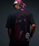 Remera de algodón con corte relajado, cuello redondo y mangas cortas. Presenta una estampa frontal con lettering en color rojo y un diseño gráfico en la espalda.