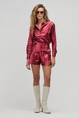 Short de lino metalizado color cereza, con cintura alta, pinzas delanteras y bolsillos laterales.