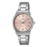 Reloj análogo Casio para mujer, con caja y brazalete de acero inoxidable plateado. Presenta una esfera redonda color rosa con índices aplicados, incluyendo números romanos en las posiciones de las 12, 6 y 9. Indica resistencia al agua de 50 metros (WR 50M).