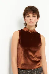 Top de terciopelo marrón, sin mangas y de cuello alto.