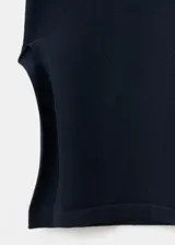 Pantalón azul marino de tiro medio, corte ancho y recto, con pequeñas aberturas en los bajos.