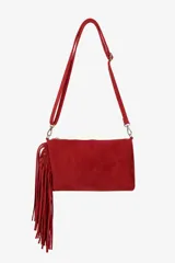 Cartera tipo sobre de gamuza roja con flecos largos laterales y correa larga ajustable y extraíble.
