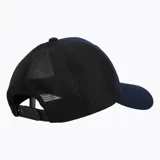 Gorra tipo trucker de seis paneles con frente de algodón azul marino y parte posterior de malla negra. Presenta una etiqueta de cuero sintético con el logo de la marca en el frente y visera curva.