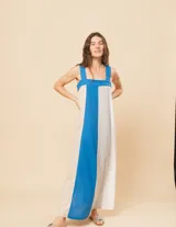 Vestido largo de lino color blanco, gris y amarillo, con breteles anchos, escote recto, elástico en la espalda y tajos laterales.