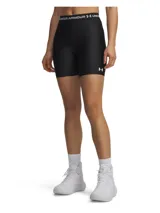 Calza corta deportiva Under Armour de la línea HeatGear, color negro. Presenta cintura elástica con logo de la marca y logo pequeño en la pierna izquierda. Diseño ajustado de alto rendimiento, ligero y transpirable, ideal para entrenamiento.