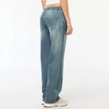 Pantalón de jean con corte baggy y pierna ancha, de tiro medio con cintura elástica ajustable mediante cordón. Presenta un lavado desgastado en tono azul medio.