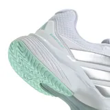 Championes Adidas GameCourt 3 All Court, color blanco con las clásicas tres tiras en tono plateado. Diseñados para tenis y pádel, cuentan con capellada de malla y materiales sintéticos, mediasuela amortiguada y suela de alta resistencia.