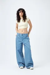 Pantalón de jean celeste de tiro bajo y corte ancho.