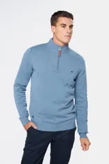 Buzo liso de punto fino en hilo de algodón color azul marino, con cuello alto y cierre frontal parcial con detalle de tirador de cuero.