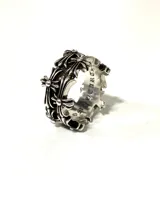 Anillo plateado con diseño de cruces y la inscripción "Chrome".