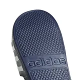 Sandalias tipo chinela Adidas Adilette Aqua, color azul marino con tres franjas blancas en la tira superior.