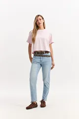 Remera oversize de corte crop y silueta amplia, color rosado, con mangas cortas y cuello redondo.