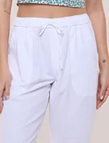 Pantalón capri de algodón a rayas verticales en tonos azul, celeste y blanco, con cintura elastizada, cordón de ajuste frontal y bolsillos aplicados.