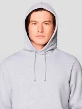 Buzo tipo canguro con capucha y cordones ajustables, confeccionado en mezcla de algodón. Presenta un diseño liso de color gris melange con bolsillo frontal tipo canguro y logo de la marca bordado en el centro del pecho.