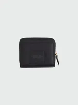 Billetera compacta Marc Jacobs de cuero negro con cierre perimetral y broches dorados. El interior cuenta con múltiples ranuras para tarjetas y compartimento para billetes.