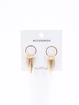 Aros colgantes dorados con forma de aro del que cuelgan múltiples flecos finos.