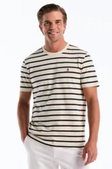 Remera de manga corta Original Penguin con diseño de rayas horizontales oscuras sobre base beige, cuello redondo acanalado y bordado del logo de la marca en el pecho.