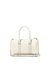 Bolso de mano tipo bowling de color blanco, confeccionado en cuero sintético, con asas superiores y detalles de tachuelas doradas. Incluye una correa cruzada combinada de cadena metálica y tiras de cuero sintético, y cierre superior con cremallera.