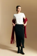 Falda midi de punto con diseño acanalado, corte ajustado y tajo frontal.