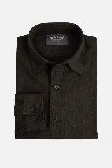 Camisa de manga larga negra con textura y franjas sutiles tejidas directamente en la tela.