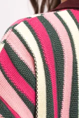Vestido camisola de tejido de punto fresco con rayas verticales en tonos fucsia, verde oscuro, beige y rosado. Presenta cuello polo marrón, mangas cortas y cierre frontal con botones de madera.