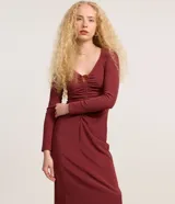 Vestido largo de rib con escote en V, manga larga, fruncido delantero y detalle de ribetes en el busto.