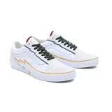 Championes Vans modelo Old Skool Bolt, de diseño clásico con capellada de cuero y gamuza. Presenta un detalle de rayo en relieve sobre la suela lateral, cordones oscuros y detalles en contraste en la lengüeta y el borde superior.