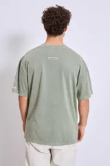 Remera de algodón color marrón con efecto lavado, corte oversize y estampa pequeña en el pecho.