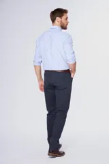 Pantalón de gabardina de corte recto y cinco bolsillos, con diseño liso y trabillas para cinturón.