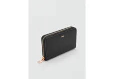 Billetera rectangular de tamaño mediano, color negro, con cierre perimetral y logo de la marca grabado en dorado en el frente.