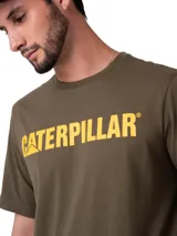 Remera verde militar Caterpillar de manga corta y cuello redondo, con el logo de la marca estampado en amarillo en el pecho.