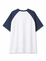 Remera estilo raglán con cuerpo blanco y mangas cortas en color azul marino. Presenta un estampado frontal con la inscripción 'ATHL. CLUB U.S.A. BOSTON 1991' en tonos beige y azul.