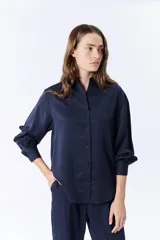 Camisa de manga larga azul marino de lyocel.