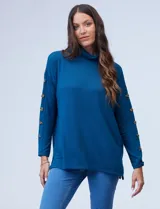 Polera negra de tejido soft con cuello alto y mangas largas con aplique de botones.