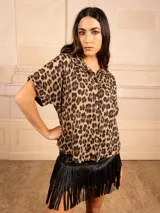 Camisa de manga corta con estampado animal print y cuello clásico.