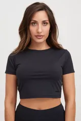 Remera corta negra ajustada al cuerpo, confeccionada en tejido suave con protección UV50+.