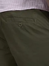 Bermuda cargo de calce casual confeccionada en ripstop con spandex y terminación garment dye.