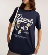 Remera de manga corta color azul marino, corte holgado, con cuello redondo y estampado frontal de personajes de Peanuts (Snoopy, Charlie Brown, Woodstock) y el texto "Peanuts Recreation and Leisure".