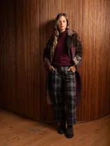Pantalon de corte recto con estampado de cuadros tipo tartan, bolsillos laterales y dobladillo en el bajo.