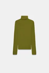 Jersey de cuello alto y manga larga, confeccionado en tejido de lana extrafina de textura suave y acabado liso.