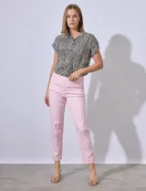 Pantalón de vestir verde esmeralda, de corte recto, con bolsillos laterales y traseros.