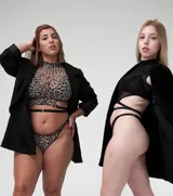 Conjunto de microtul con estampado animal print, compuesto por un top sin mangas con cuello alto y aberturas en los laterales, una tanga con tiras laterales y guantes largos sin dedos.