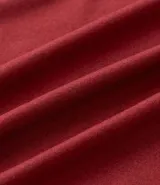 Remera deportiva de hombre con tecnología dry fit, cuello redondo y manga corta. Presenta un diseño liso en color beige con una pequeña etiqueta decorativa en el dobladillo.