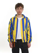 Campera con cierre frontal, cuello clásico y puños elásticos. Diseño a rayas verticales en colores azul, amarillo y naranja.