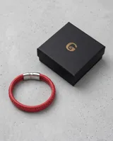 Pulsera de diseño trenzado en color rojo, con cierre de acero inoxidable.