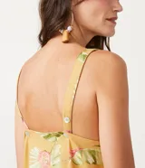 Blusa musculosa de viscosa con estampado de hojas, escote en V y tirantes anchos con detalle de botón en la espalda.